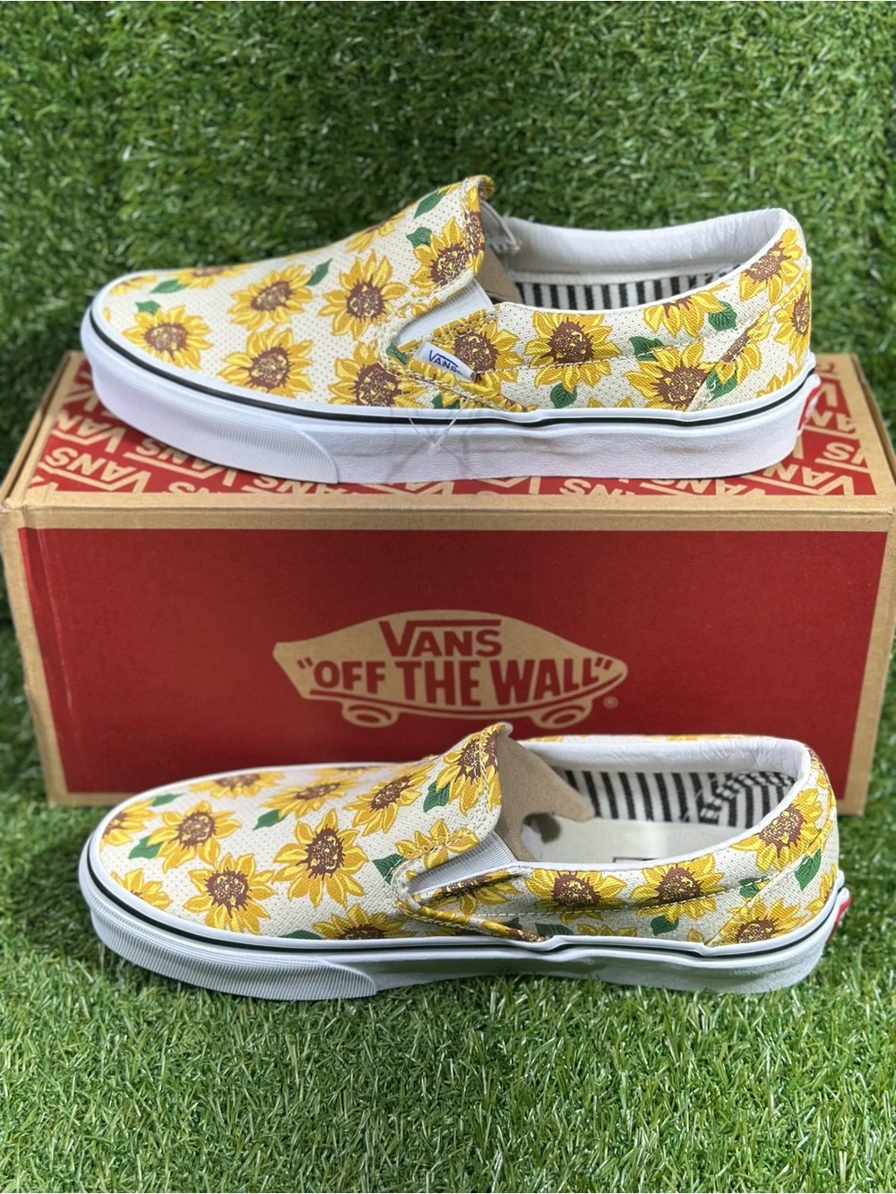 Vans Classic Slip-On, Sunflower Print/White,Men’s 8.5/Womens 10, VN000ZMRFN0